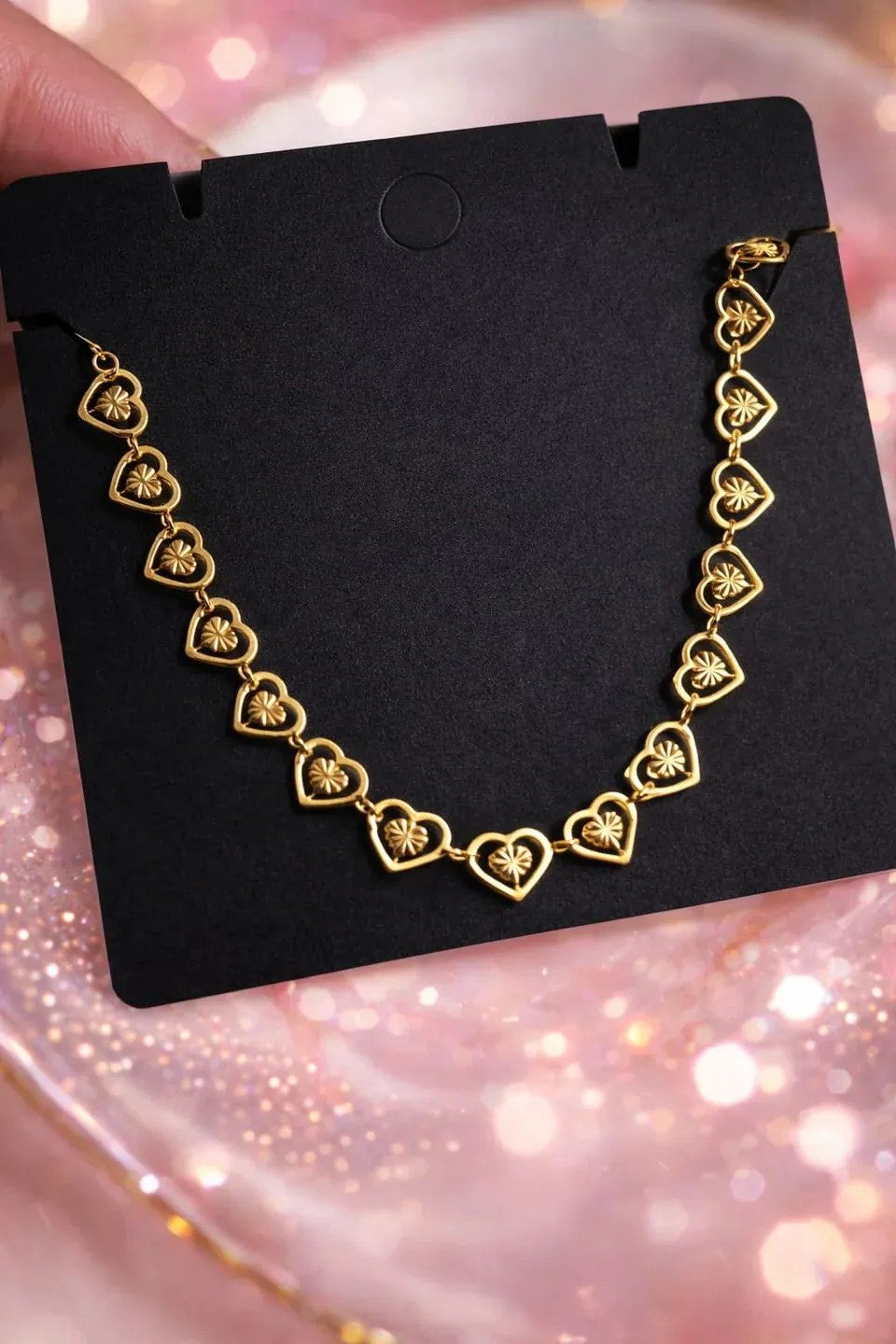 Collar de corazones dorados con flores