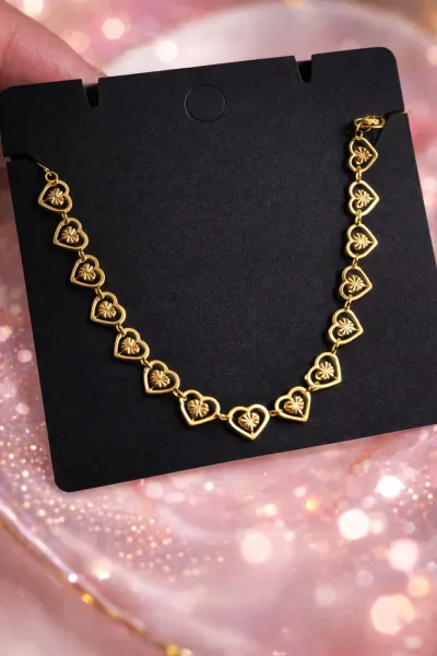 Collar de corazones dorados con flores