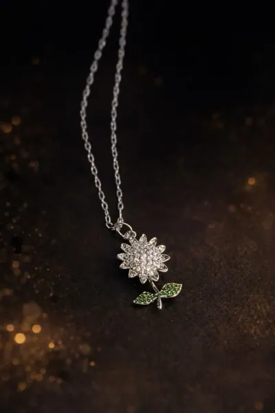 Collar de girasol plateado con cristales