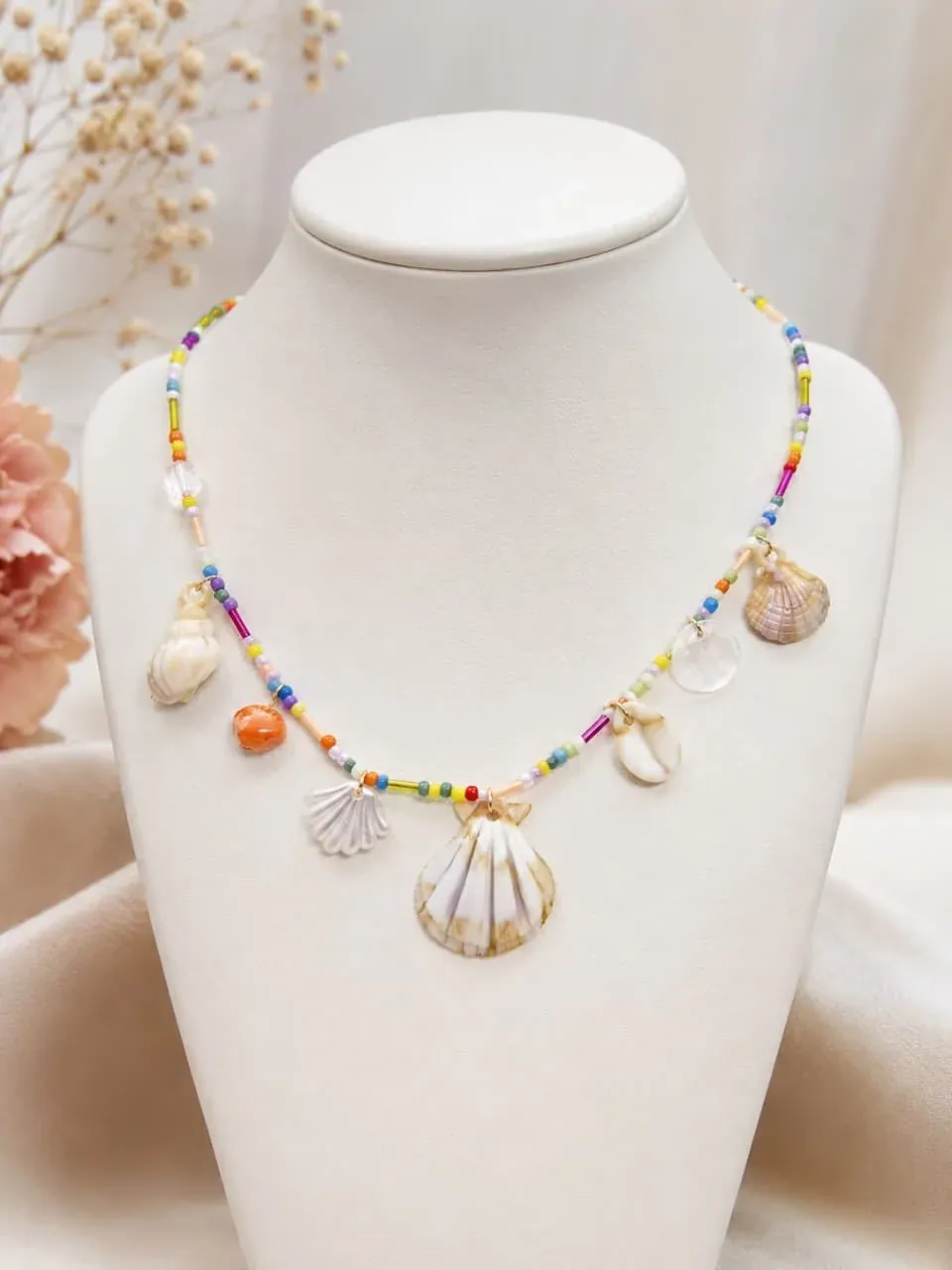 Collar marino multicolor con conchas