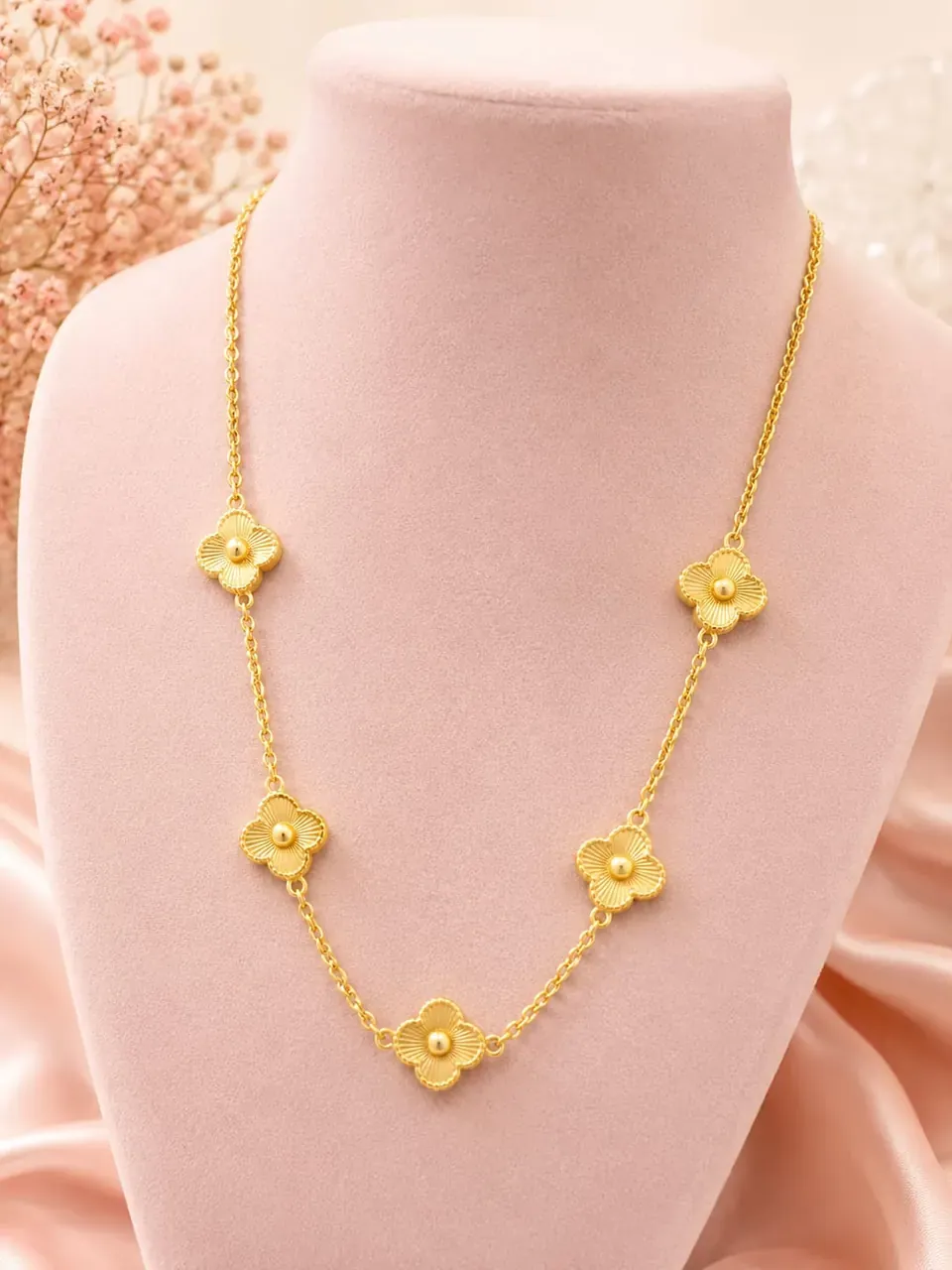 Collar de tréboles dorados